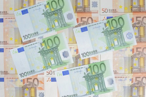 100 and 50 euro banknotes