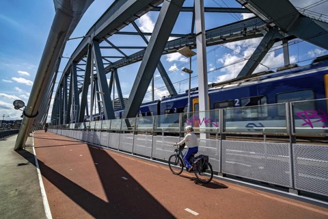 Cycle and pedestrian bridge Snelbinder Brug, over the river Waal near Nijmegen, was added to the