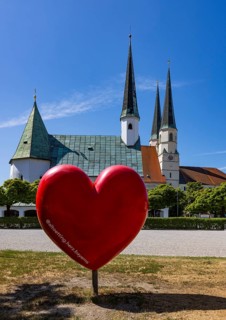 Chapel of Grace and Stiftspfarrkirche Sankt Philippus und Jakobus am Kapellplatz, place of