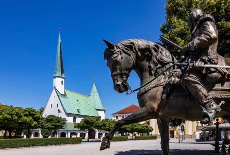 Equestrian statue, Field Marshal Tilly Monument on Kapellplatz with Chapel of Mercy, place of