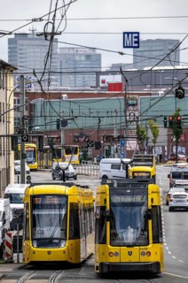 Ruhrbahn tram, on Altendorfer Straße, intersection Helenenstraße, in Essen-Altendorf, rush hour,