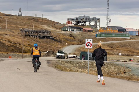 Marathon, runner in front of the historic Taubanestralen cable car, transport cable car, coal