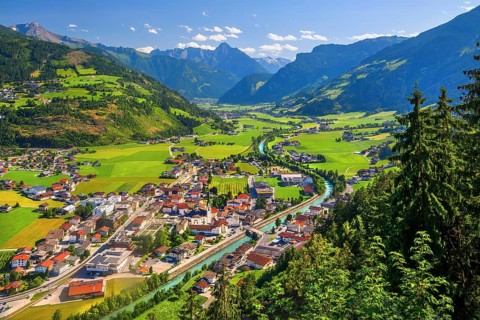 View of the village and valley with the Ahornspitze 2973m, Zell am Ziller, Zillertal, Zillertal
