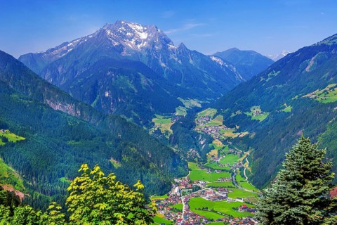 View of the village with Finkenberg and the Grinbergspitzen 2884m, Mayrhofen, Zillertal, Zillertal