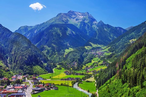 Mountain panorama with view of Finkenberg and the Grinberg peaks 2884m, Mayrhofen, Zillertal,