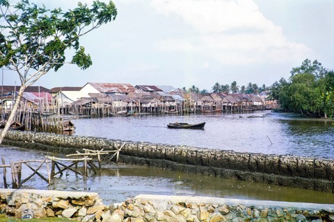 Attap houses and wooden jetties in fishing village on stilts, Singapore, southeast Asia c 1963