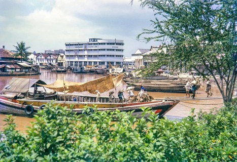 Unloading sacks from cargo boat on Singapore River, Singapore, southeast Asia c 1963 Sime Darby Ltd