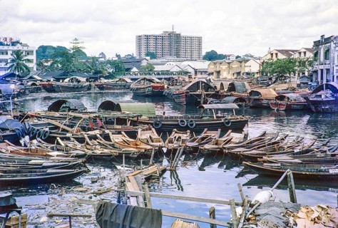 Port activity, sampan boats on the Singapore River, Singapore, southeast Asia c 1963