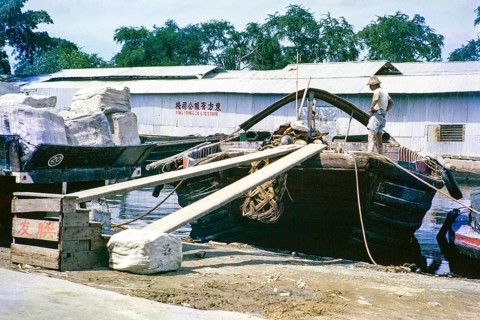 Loading rubber bales onto boat, Singapore River, Singapore, southeast Asia c 1963 Tong Fong Co Ltd