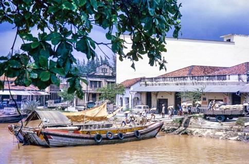 Unloading sacks from cargo boat on Singapore River, Singapore, southeast Asia c 1963