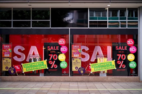 Price reductions, discount battle in shop windows, product range streamlining, display, SALE,