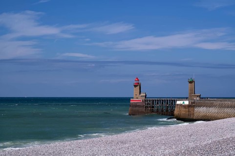 Sea, lighthouse Feu de la jetée Sud, lighthouse, red, Phare de Fécamp, green, harbour entrance,