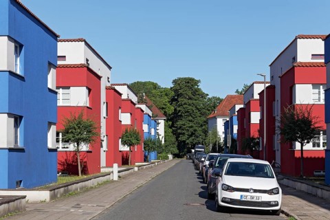 Estate IItalienischer Garten from 1925, residential buildings in cubic design with blue and red