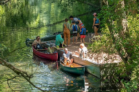 Canoe landing stage Bolter Mühle, people, Alte Fahrt canal, Mecklenburg Lake District,