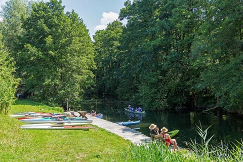 Canoe landing stage, Alte Fahrt canal, people, Fischers Land Boek, Mecklenburg Lake District,