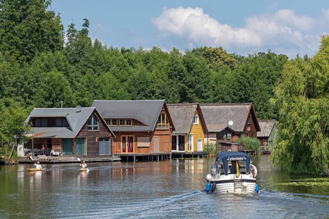 Boat, boathouses, holiday homes on the canal between Mirower See and Zotzensee, Mirow, Mecklenburg