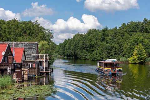 Houseboat, boathouses, holiday homes on the canal between Mirower See and Zotzensee, Mirow,