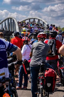Cycle path in the Neulandpark in Leverkusen on the Rhine, Neulandbrücke, traffic jam at the start
