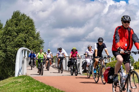 Cycle path in the Neulandpark in Leverkusen on the Rhine, Neulandbrücke, participants of the North