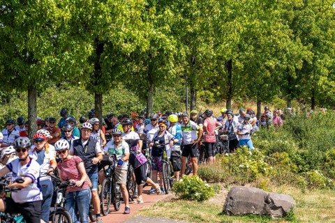 Cycle path in the Neulandpark in Leverkusen on the Rhine, traffic jam at the start of the