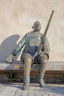 Sculpture Herbert König Suhl original, bronze sculpture, hunter with shotgun, rifle, sitting, arms