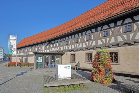 Entrance to the arms museum built in 1668, half-timbered house, flag, banner, museum, Suhl,