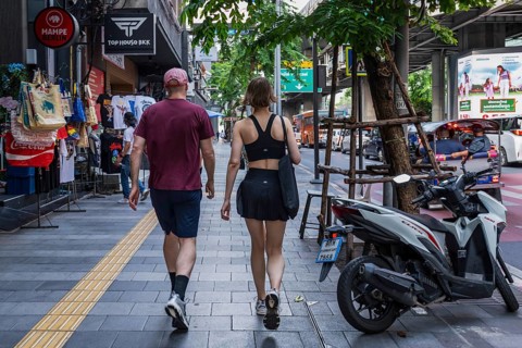 Pavement couple, Bangkok, Thailand