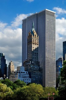 Hotel The Sherry-Netherland, in front of a skyscraper, 781 Fifth Avenue, New York City, USA