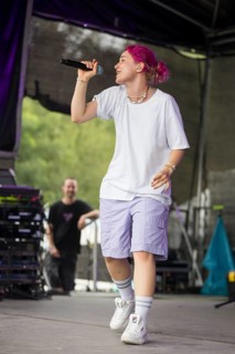 Eva Sauter, singer of the band ok.danke.tschüss at the Highfield Festival on Sunday, Störmthaler