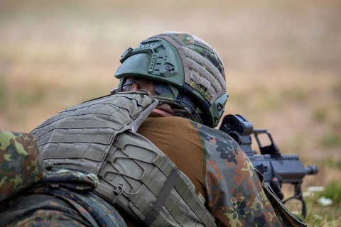 Symbolic image of the Bundeswehr: Soldier during an exercise