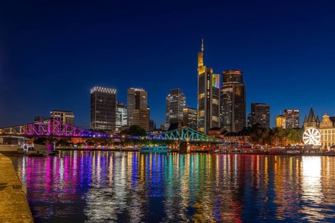 Frankfurt sets an example: The Eiserner Steg will shine in rainbow colours for Christopher Street