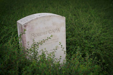 Separate memorial stone for war reporter Robert Capa, actually André Endre Erno Friedman, Mémorial