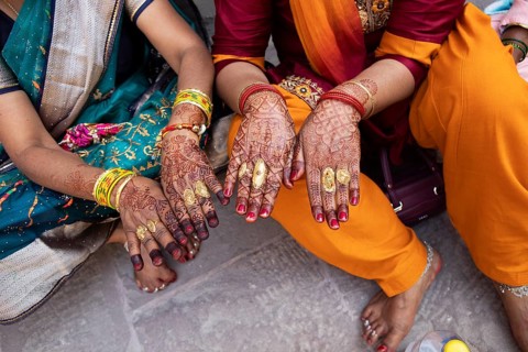 Indian woman show hands painted with henna, Mehrangarh or Meherangarh Fort, Jodhpur, Rajasthan,