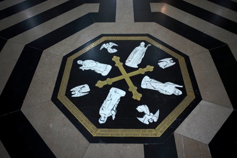 Interior view, floor labyrinth, commemorative plaque in honour of the builders and master builders