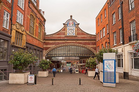 Royal Shopping at Windsor Castle, also known as Windsor Castle, is located in the English town of