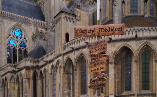 Sign, medieval market, in front of the cathedral Cathédrale Notre-Dame de Bayeux, Bayeux, Normandy,
