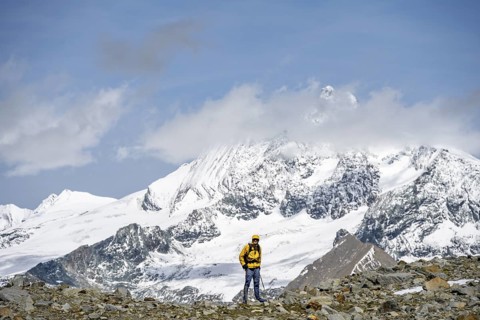 Mountaineers in front of the glaciated and snow-covered summit of the Großglockner, Wiener