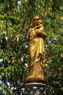 Gilded statue of the Virgin Mary with the infant Jesus, in front of St Briccius Church, Lindenstr.2