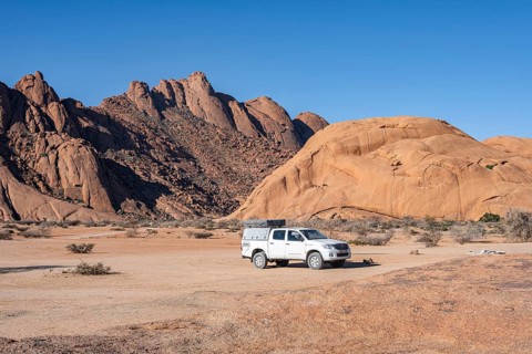 Off-road car, Pontok Mountains, Great Spitzkoppe, Spitzkoppe, Great Spitzkoppe Nature Reserve,