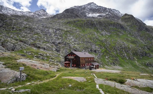 Elberfelderhütte mountain hut in the upper Gössnitztal valley, Wiener Höhenweg, Schober group, Hohe