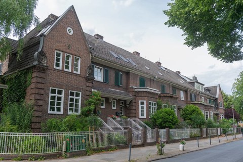 Living in the Weidedamm district, Am Weidedamm, brick architecture, bay window, front garden with