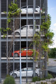 PKW stehen über mehreren Etagen in einem modernen Parkhaus, Universitätsklinikum Tübingen,