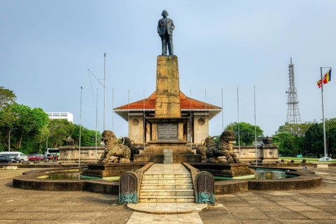 Independence Memorial Hall in Cinnamon Gardens, Commemorative water basin with a statue in the
