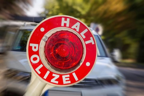 (Photomontage) Symbolic image of a police check: close-up of a police trowel labelled HALT POLIZEI