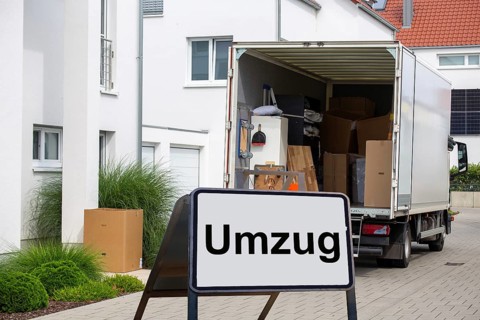 (Photomontage) Relocation symbolic image: lorry in front of a residential building, in front of it