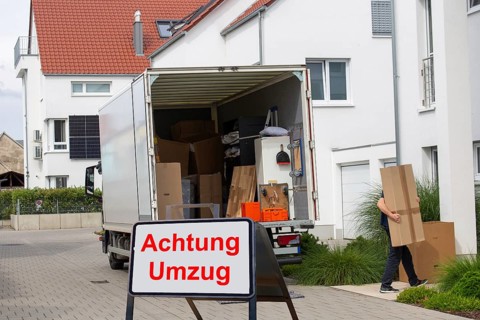 (Photomontage) Relocation Symbolic image: lorry in front of a residential building, in front of it