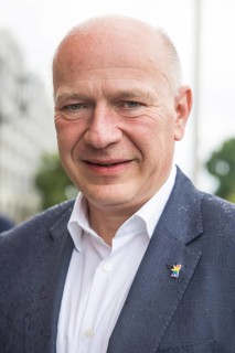 Kai Wegner (Governing Mayor of Berlin) with a Berlin bear pin in rainbow colours after raising the