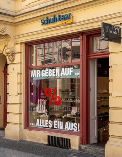 Shop closure, shop window with the percentage sign, Brandenburger Straße, Potsdam, Brandenburg,