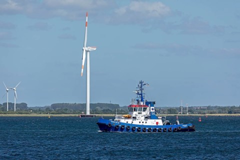 Tugboat, wind turbines, Warnow, Warnemünde, Rostock, Mecklenburg-Western Pomerania, Germany