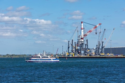 Excursion boat, overseas harbour, Liebherr-MCCtec, heavy-duty crane TCC 78000, Warnow, Warnemünde,